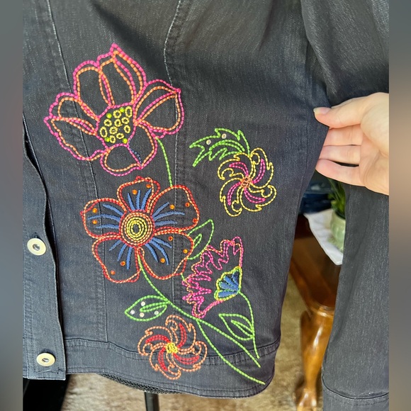 🌸Women’s Jean Jacket with bright neon embroidered flowers 🌸 - Picture 15 of 16